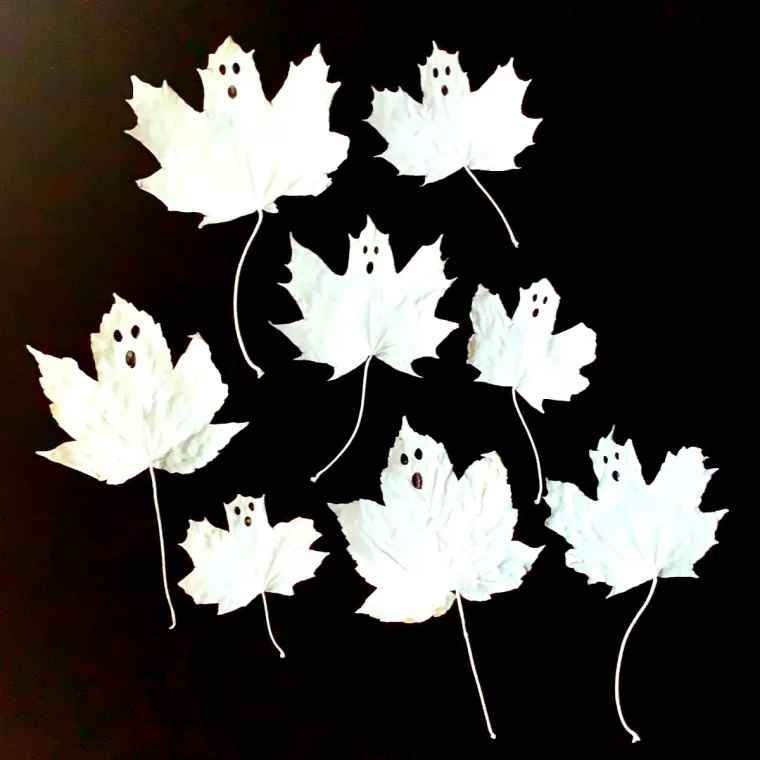 deco simple halloween avec des feuilles peintes en blanc