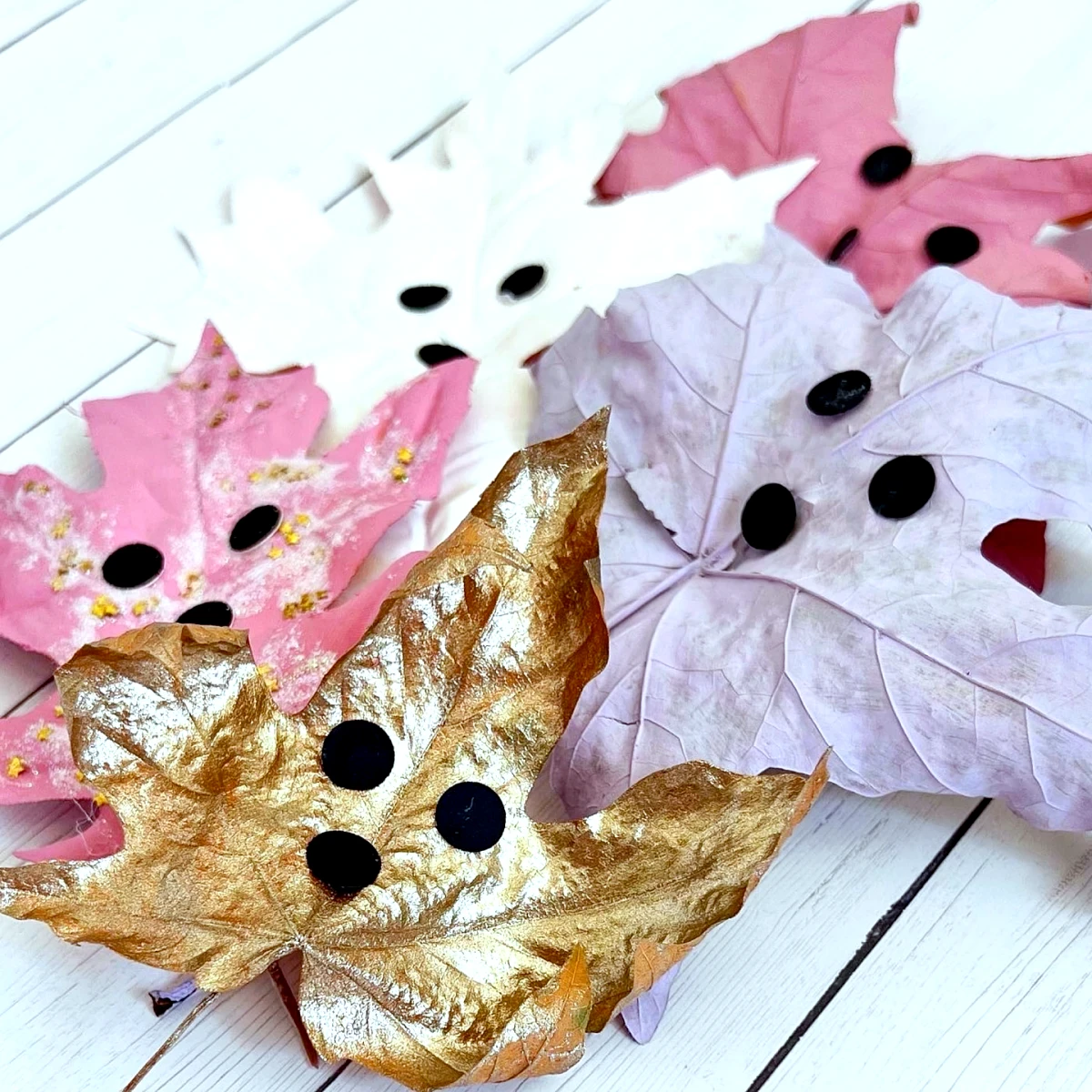 des feuilles mortes peintes en dores et en rose