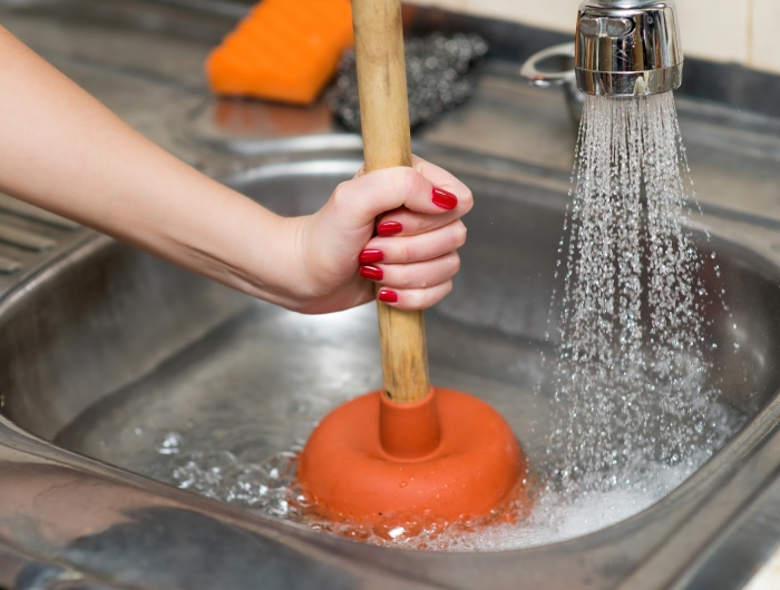 déboucher un évier naturellement avec ventouse astuce débouchage