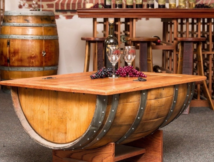 déco avec tonneau fabriquer une table unique en bois clair verres de vin