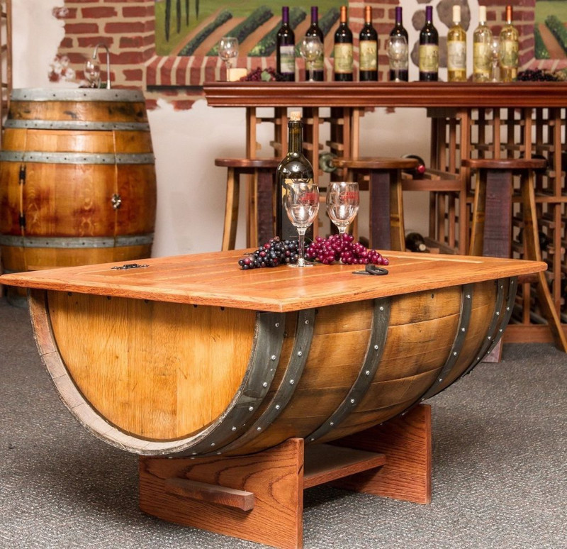 déco avec tonneau fabriquer une table unique en bois clair verres de vin