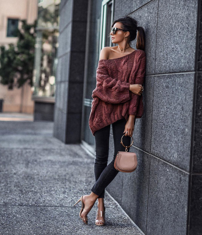 ensemble pantalon femme noir avec pull marron épaule dénudée et escarpins beiges ensemble pantalon femme noir avec pull marron épaule dénudée et escarpins beiges