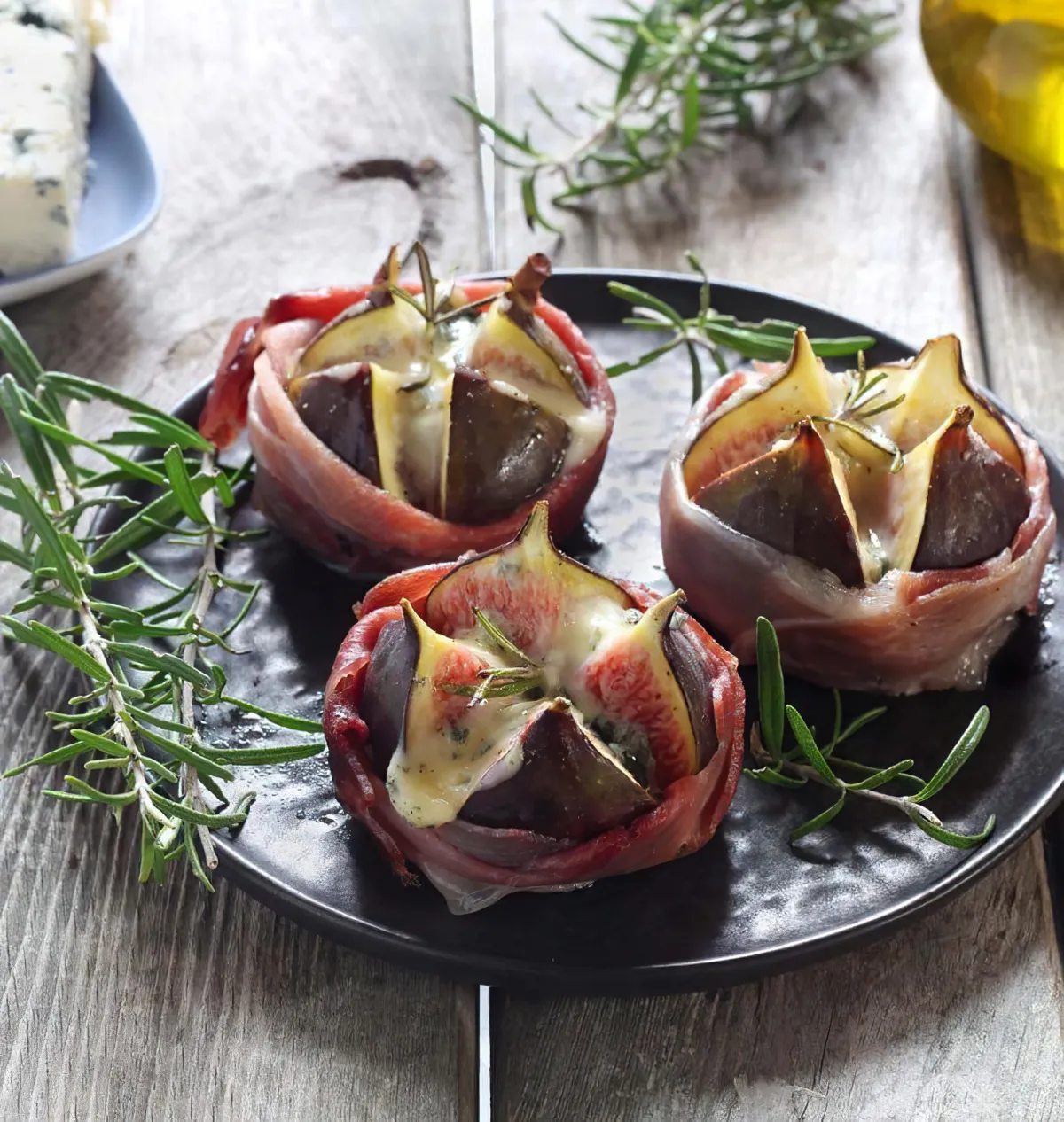 entree automnale figues au fromage enrobees de proscuitto