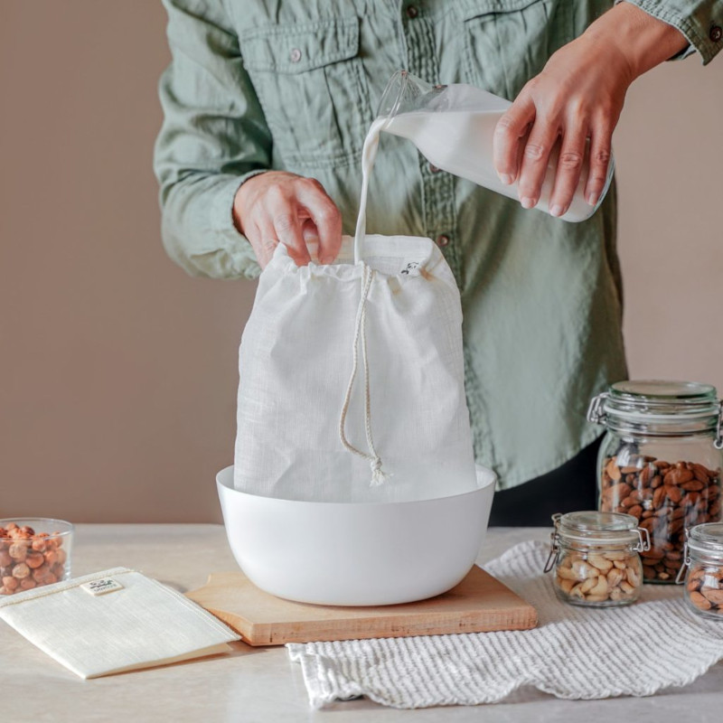 fabriquer son lait d avoine le filtrer a l aide d un sac a lait de noix sur un grand bol