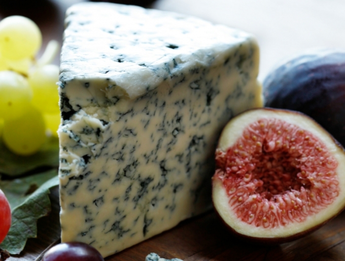 figues fraiches figue mariée avec du fromage bleu et du raisin