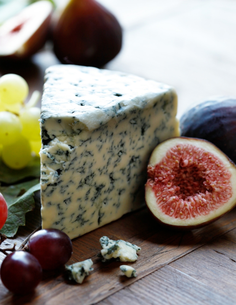 figues fraiches figue mariée avec du fromage bleu et du raisin