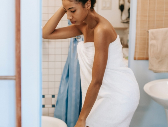 gommage au marc de café une femme qui porte un bonnet de bain