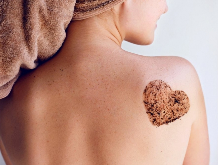 gommage naturel un coeur de marc de café sur le dos d une femme