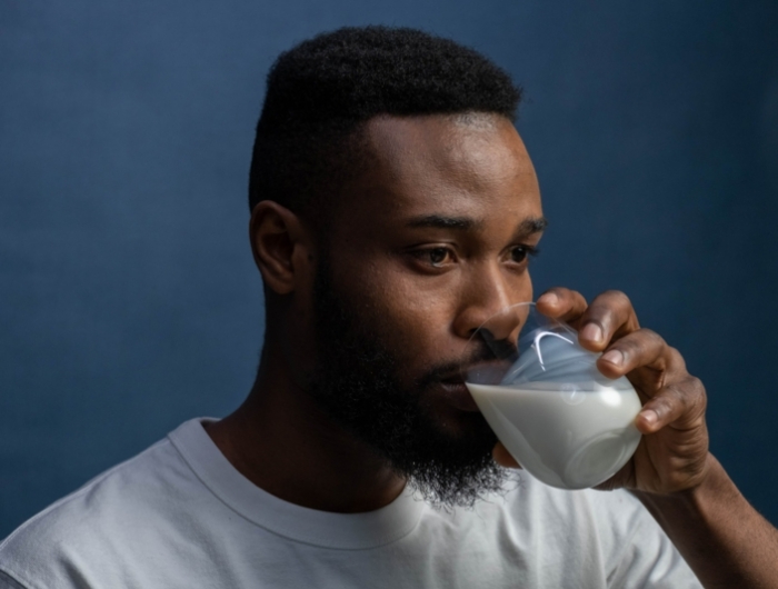 le lait fait il grossir un homme qui boit un verre de lait