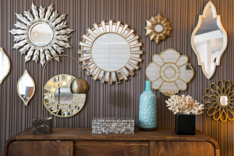 Déco avec plusieurs miroirs sur un mur : zoom sur la tendance