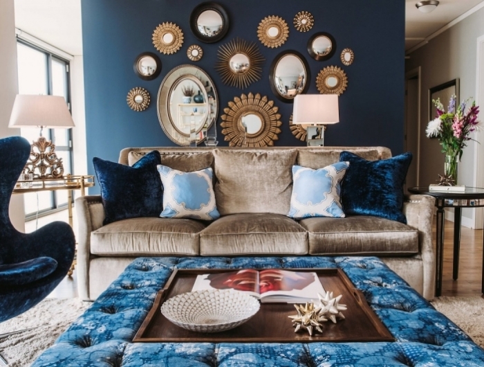 miroir au dessus canapé peinture foncée tendance fauteuil velours bleu nuit