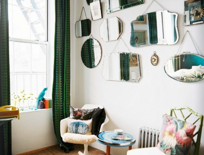 miroir deco salon tapis peau animale chaise verte rideaux