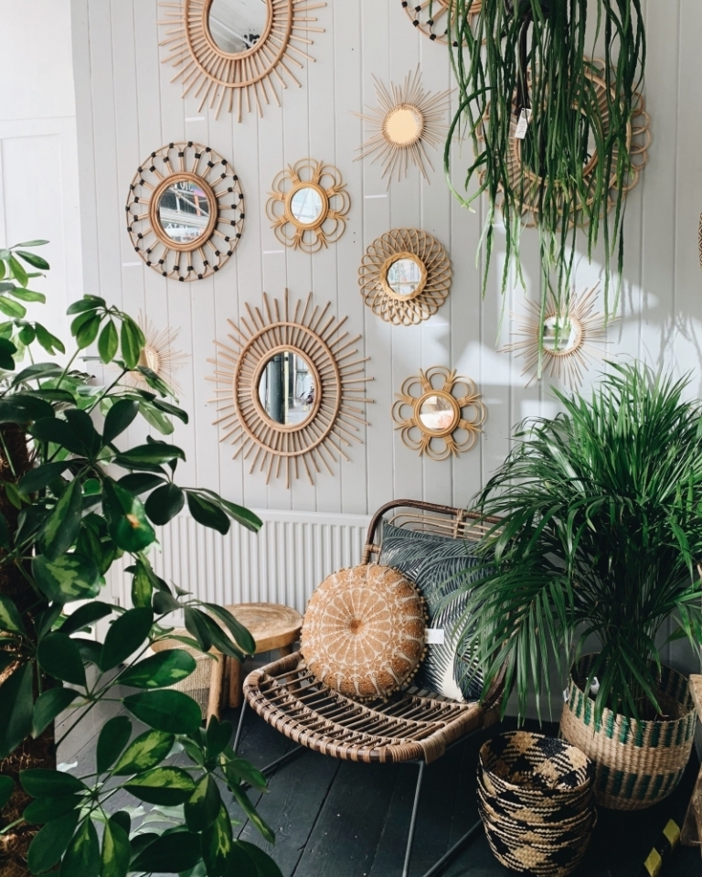 Déco avec plusieurs miroirs sur un mur zoom sur la tendance