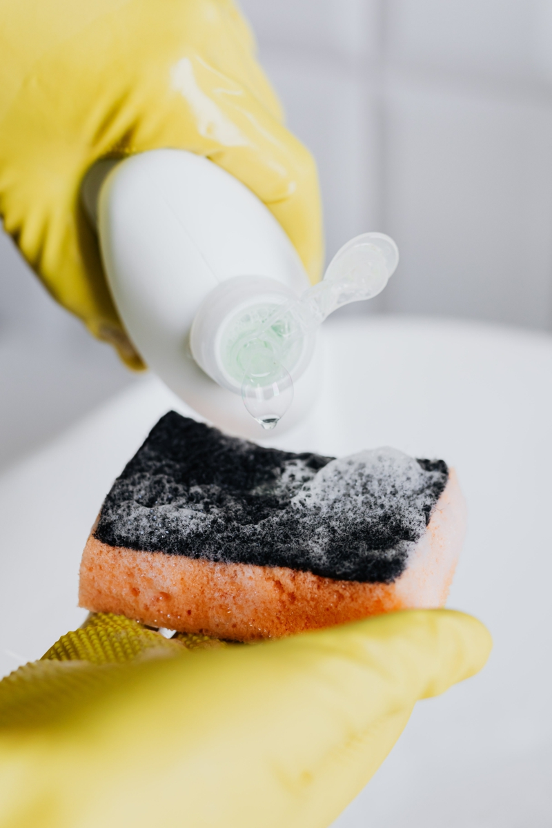 odeur micro onde savon à vaisselle sur une éponge