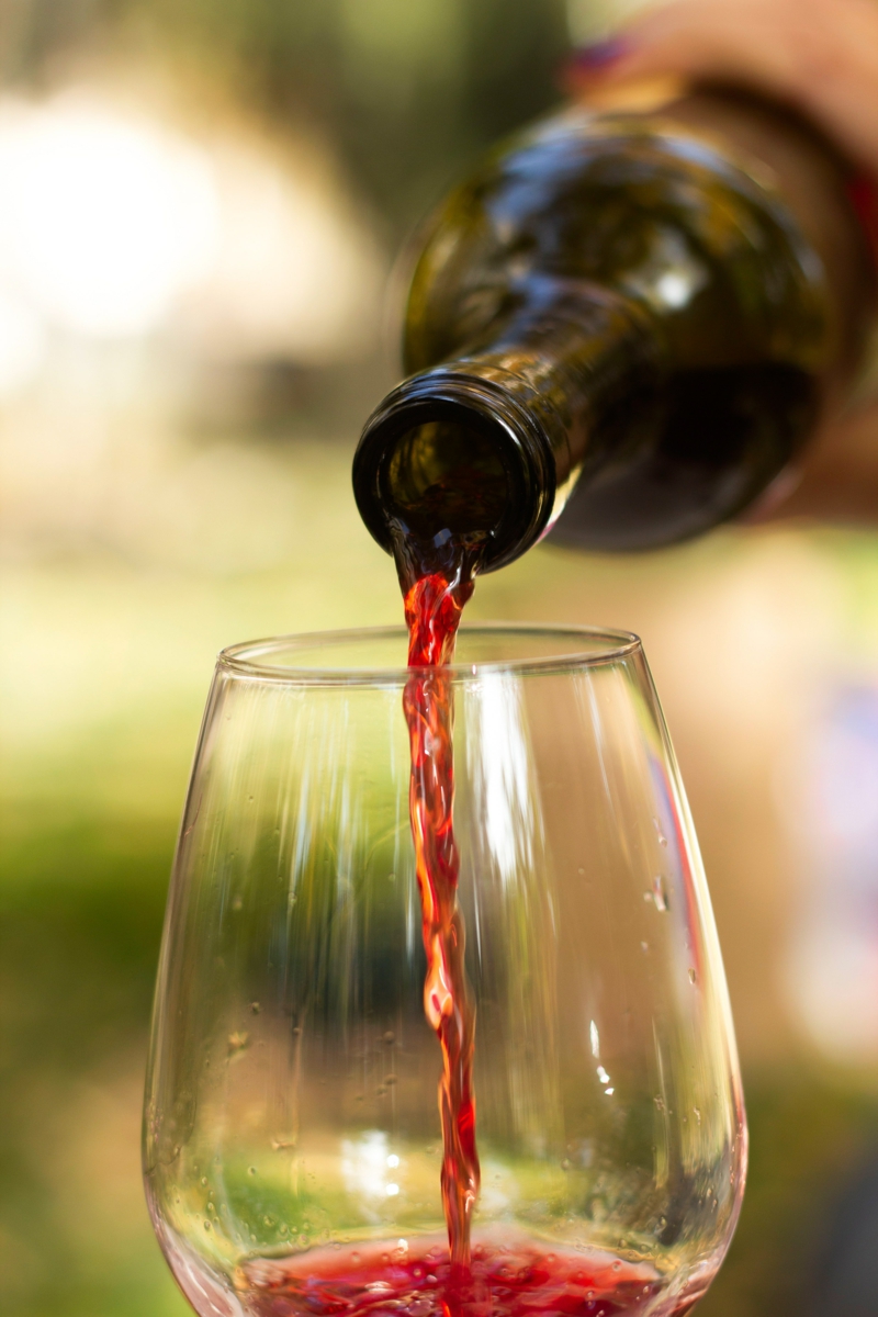 ouvre bouteille vin verser du vin dans un verre