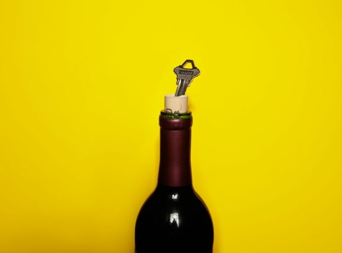 ouvrir vin sans tire bouchon déboucher une bouteille avec un clé