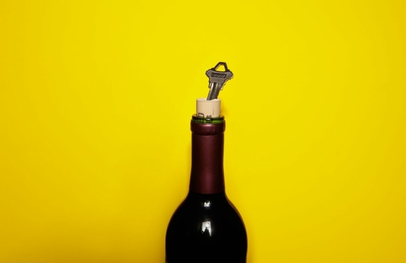 ouvrir vin sans tire bouchon déboucher une bouteille avec un clé