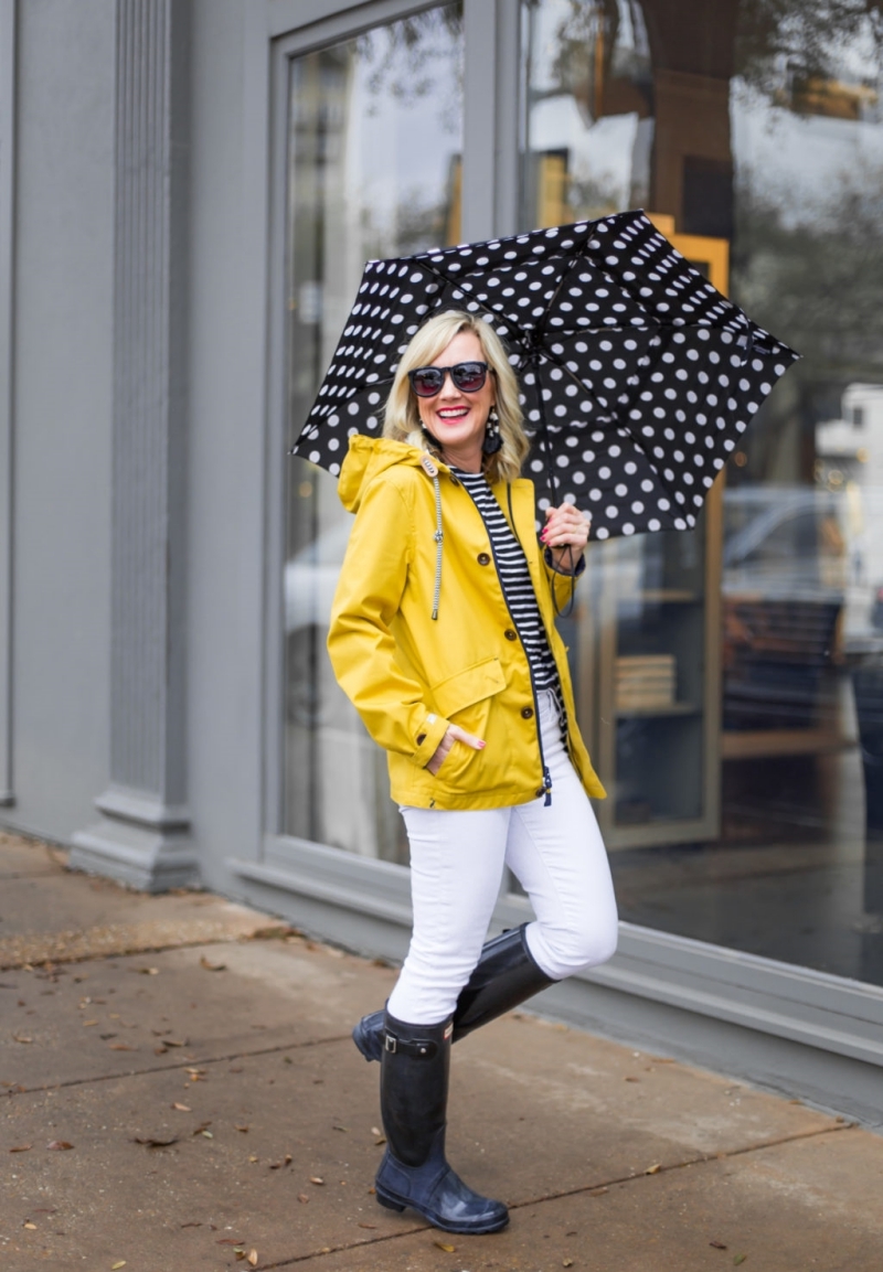 pantalon blanc blouse rayure blanc et noir ciré jaune femme