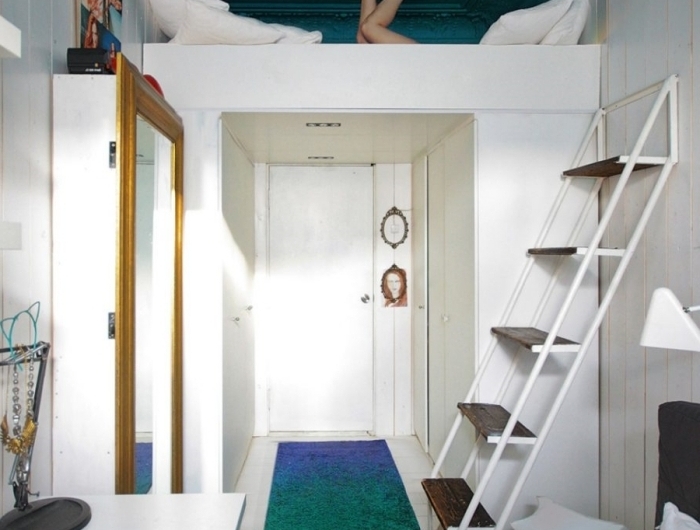 peinture plafond bleu aménager une mezzanine escalier bois