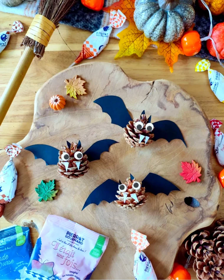 pommes de pin avec des ailes et des yeux bricolage enfant halloween