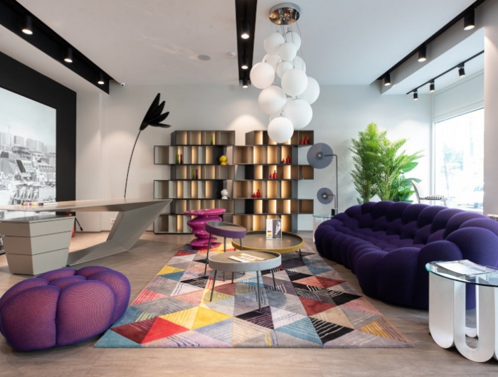 pouf design luxe salon moderne en coleurs canapé bleu foncé tapis multicolore pouf violet