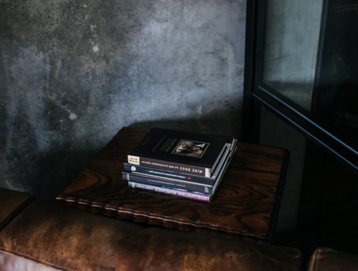 pouf design salon moderne au style industriel meuble en cuir marron mur anthracite