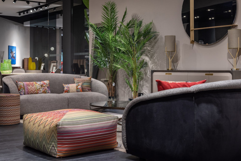 pouffe moderne multicolore salon moderne avec canapé gris clair et coussins multicolores