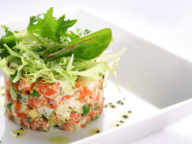 présentation salade composée aux legume feuilles oignon rouge tomate concombre et vinaigrette