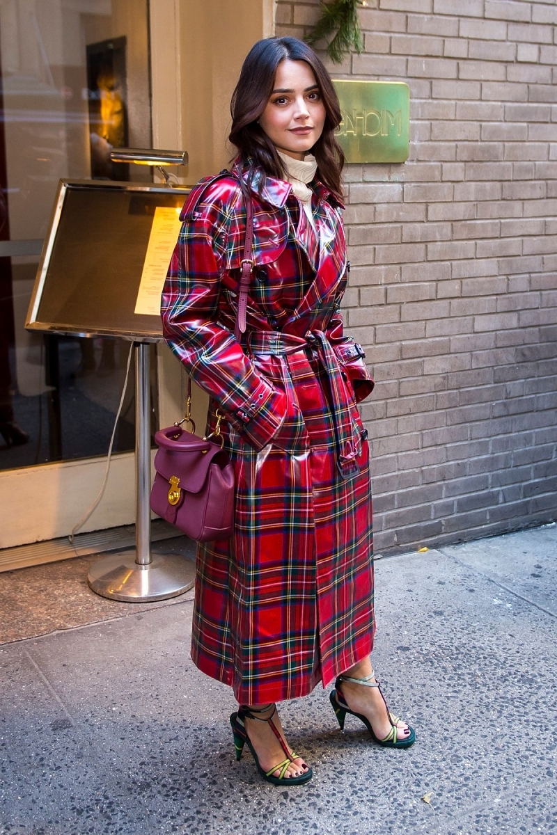 pull beige trench coat carreaux rouge comment s habiller quand il pleut