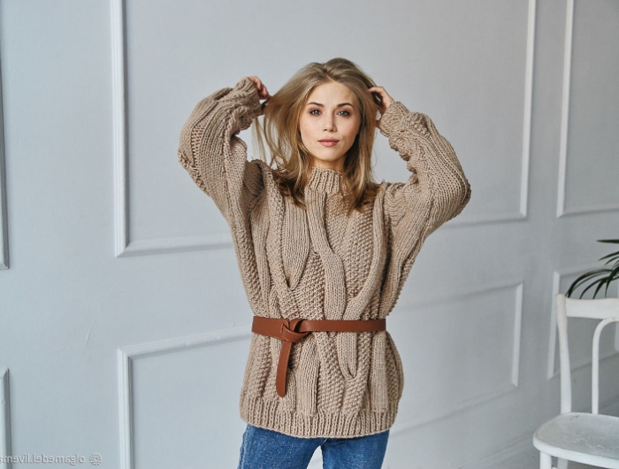 pull grosse maille femme en beige ceinture marron et panatlon en jean bleu