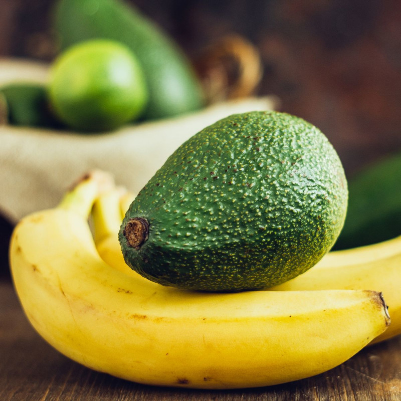 ramollir un avocat en le placant pres d un banane faire le murir rapidement