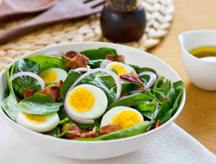 recette pour maigrir du ventre salade aux oeufs épinards oignon bacon et vinaigrette