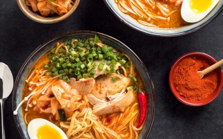 recette ramen porc avec oeuf légumes frais piment et paprika fumé