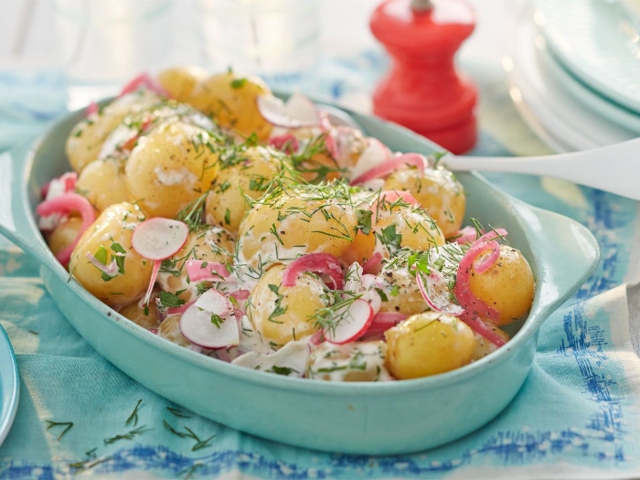 recette salade de pomme de terre aux radis aneth servie dans une assiette de service bleue
