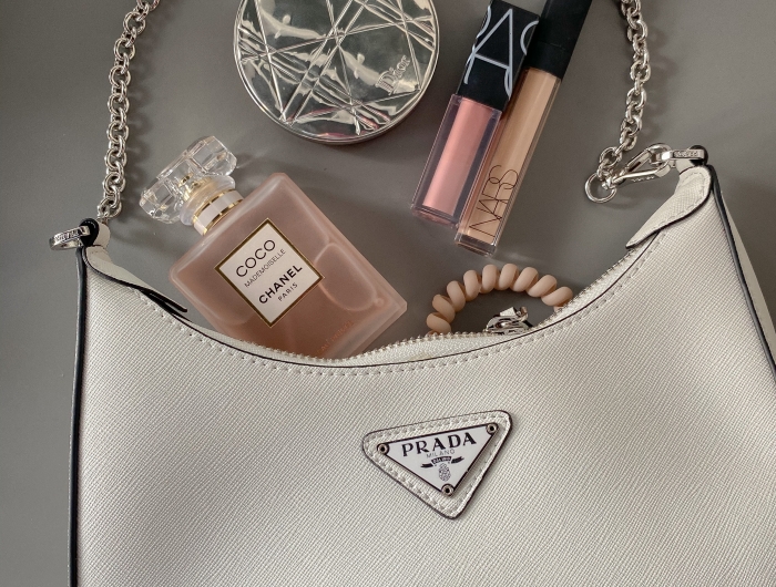 robe habillée un sac hobo en couleur blanche qui contient beaucoup de choseq