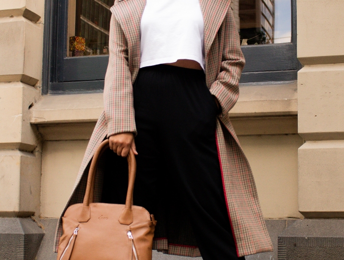 robe habillée une femme éléante qui porte un sac en cuir