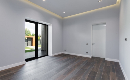 rénovation d appartements une pièce renouvelée aux murs peints en gris clair