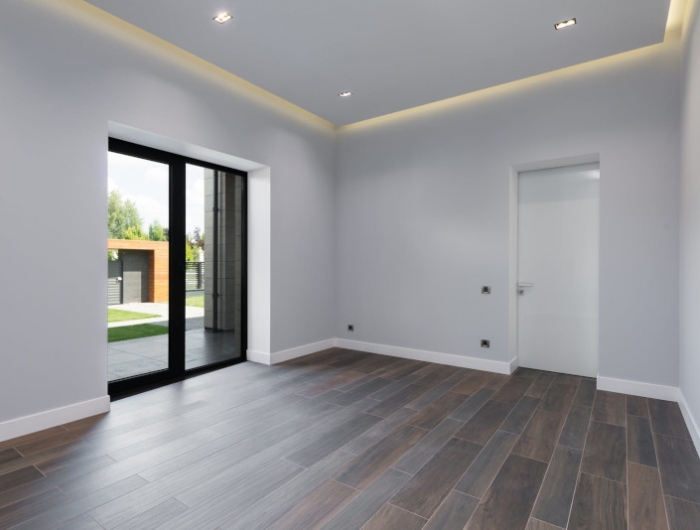 rénovation d appartements une pièce renouvelée aux murs peints en gris clair