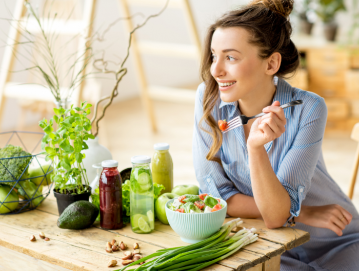 salade dietetique legumes feuilles oignon de printemps avocat legumes femme en bonne sante