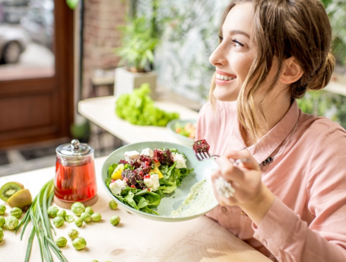 salade pour maigrir du ventre bienfaits de la salade femme en bonne santé légumes frais