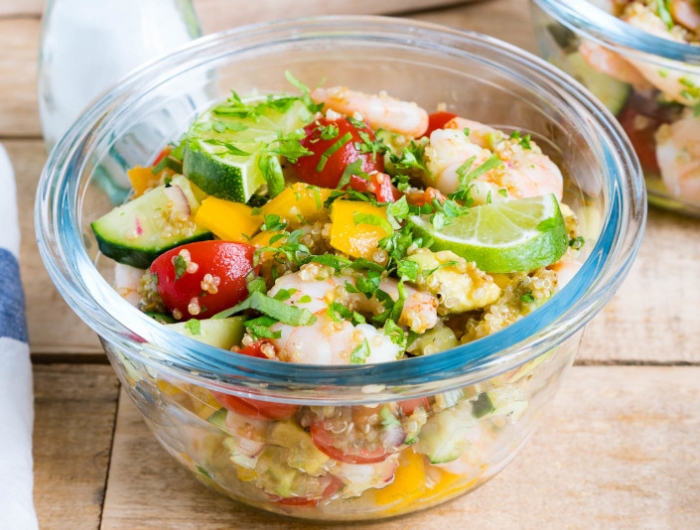 salade samon avocat crevettes concombre tomate poivron jaune quinoa