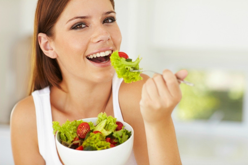 salades composées originales entrées froides femme en bonne santé salade beaucoup de bienfaits