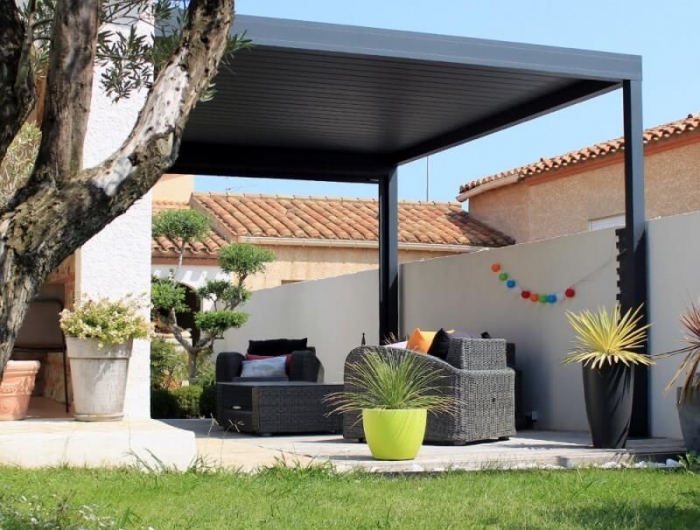 salon de jardin extérieur avec pergola bioclimatique en aluminium moderne et chic