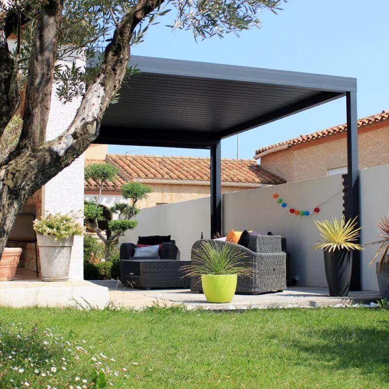 salon de jardin extérieur avec pergola bioclimatique en aluminium moderne et chic