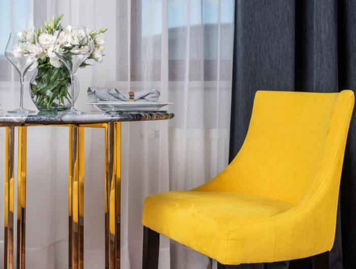 salons tendance 2021 chaise tapissée en jaune rideau en bleu foncé en contraste