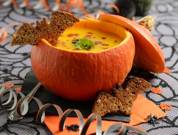 soupe de potimarron idée de repas pour halloween servie dans un potiron