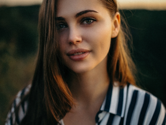 style classe femme une chemise noir et blanc d une fille