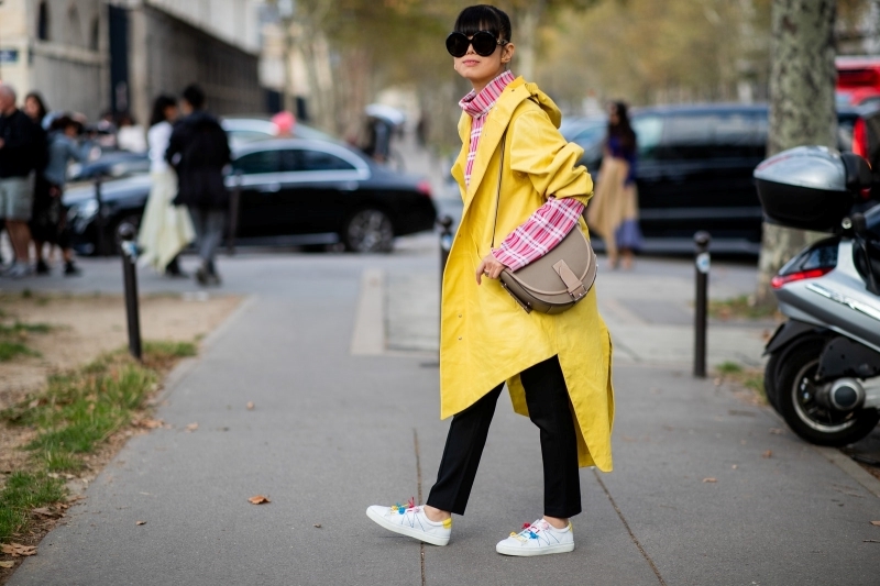 tenue avec ciré jaune femme pantalon noir haut motifs carreaux