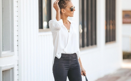 tenue chic femme jeans foncés taille haute chemise blanche gilet blanc sac à main cuir noir sandales talons noires lunettes soleil