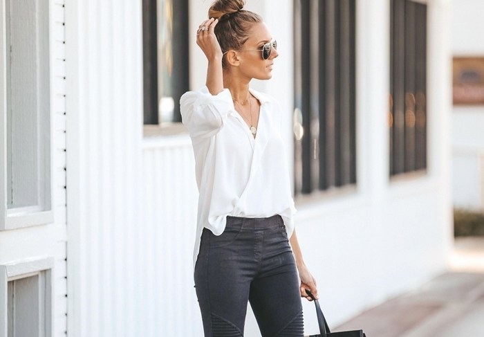 tenue chic femme jeans foncés taille haute chemise blanche gilet blanc sac à main cuir noir sandales talons noires lunettes soleil